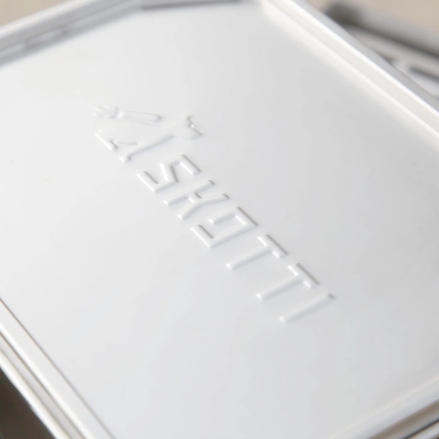 SKOTTI Boks Deckel mit geprägtem Logo